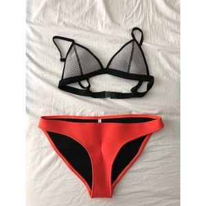 Bikini set | Small top | Large bottoms